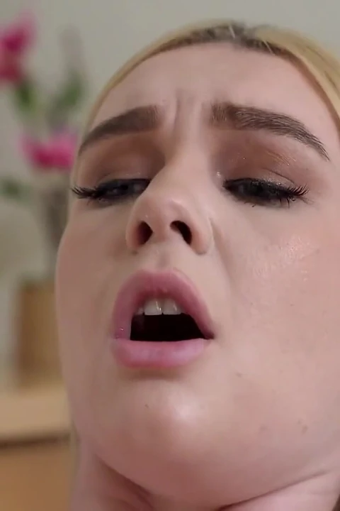 אמא חורגת עם חזה גדול מלמדת את בתה החורגת חסרת הניסיון איך להתמודד עם ענק ושמן - MYLF