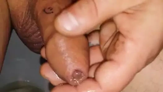 Dövmeli çük dokunaklı Mastürbasyon ve pissing boşalmak