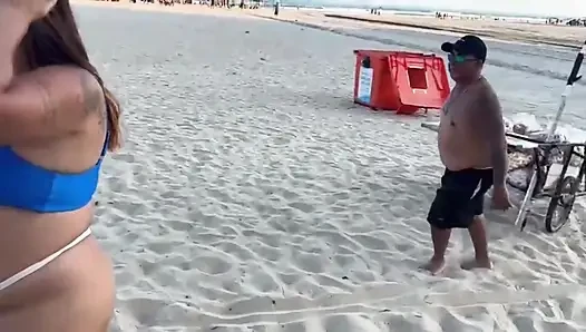 Tuzlu bir pakette plaj satıcısı, iki yakışıklı kızı yiyor ve karşılığında mutlu kalıyor