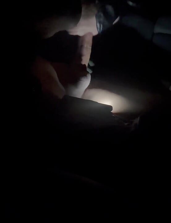 Zwei Latinas lutschen Schwanz im Auto
