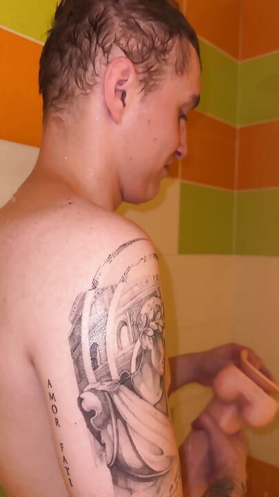 الاستحمام مع أليكس!