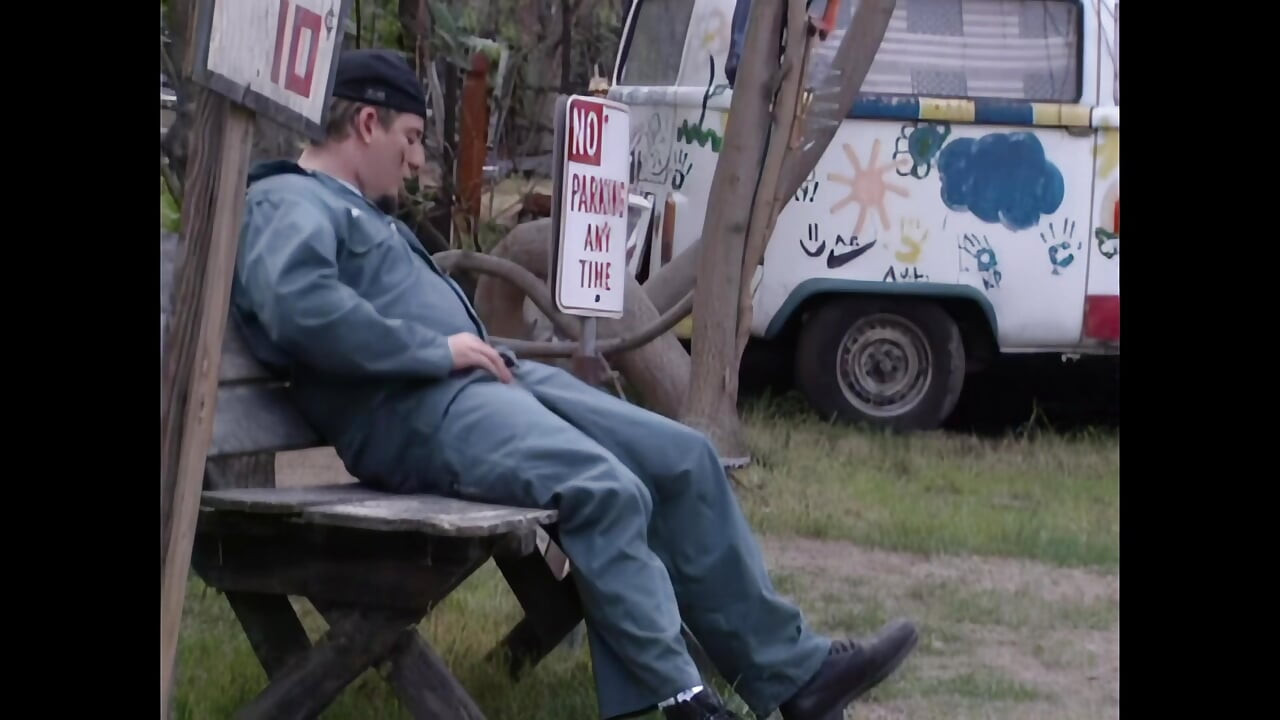 Mladá zrzka toužící po kohout jezdí na velkém penisu obsluhy čerpací stanice