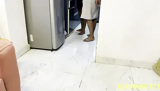 КОГДА Я БЫЛА ОДНА В ДОМЕ, МОЙ СОСЕД БХАБХИ ПРИШЕЛ КО МНЕ КУПИТЬ САХАР, А Я МАСТУРБИРОВАЛ, Я МНОГО ТРАХАЛ БХАБХИ.