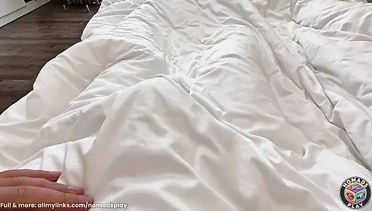 POV O onun sabah sertliğini sıvazlarken kendisi vibratörle sikiyordu