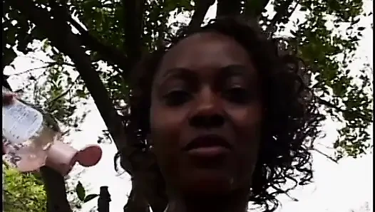 Cewek ebony dan pejantan hitam melakukan sesi bercinta licin di rumput