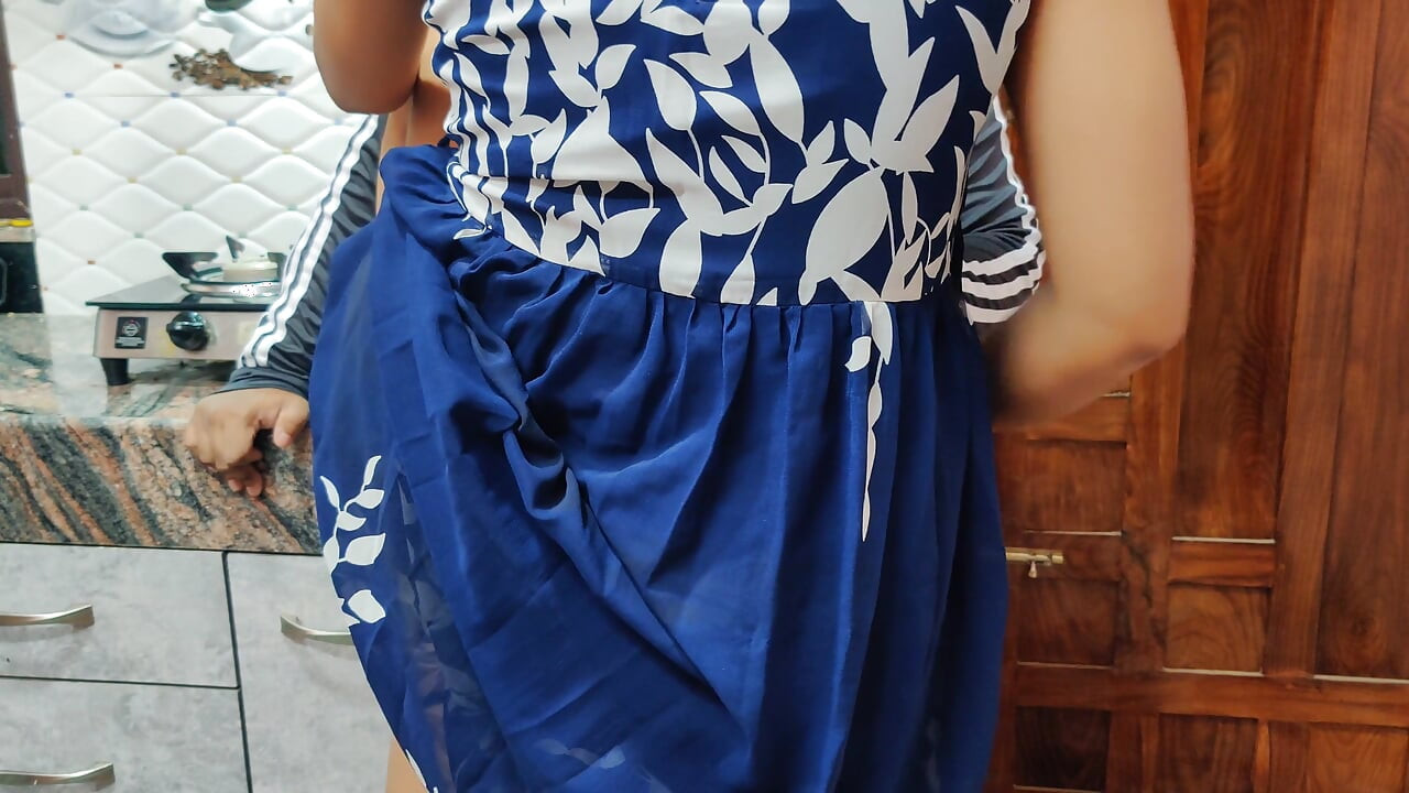 Žena koja vara jebana u kuhinji