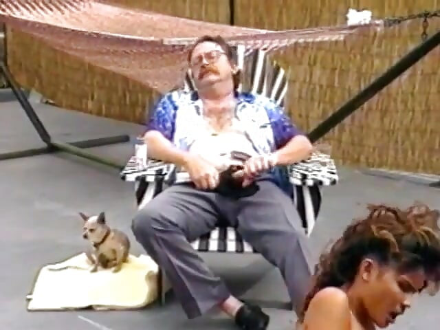 Rijpe kerel kijkt graag naar een paar speelse babes die hun likken en wrijven