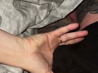 Mamá se sube a la cama del hijastro durante una tormenta y pide sexo