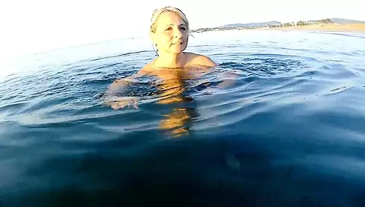 Luna lutscht ihr Mundstück unter Wasser, bevor sie gefickt wird