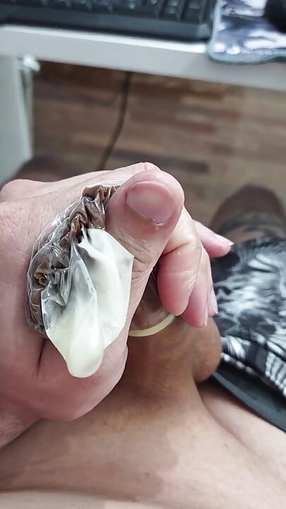 그 콘돔 안에서 많이 사정했어요