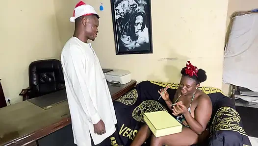 我对我的老板妻子有感情，所以我给她带来了一份礼物