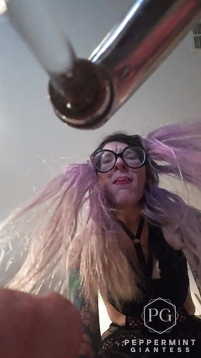 73 Giantess Cooks Shells umplute - Tiny Man legat de 8 inch toc pov