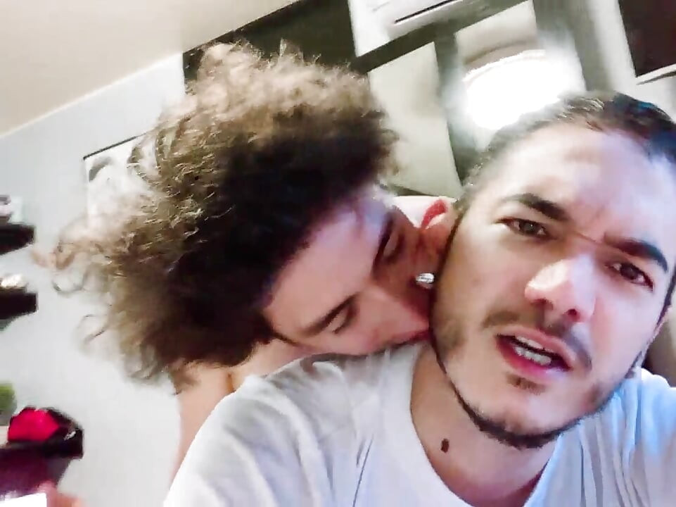 Nakon mjeseci, konačno sam dobio malo penetracije. Moj Tinder spoj mi pomaže s ovim poklonom!