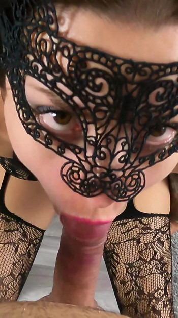 Detik yang tidak dapat dilupakan dari "Blowjob Tanpa Tangan daripada MILF amatur. Gincu merah jambu, air mani, dan dia hampir tersedak."