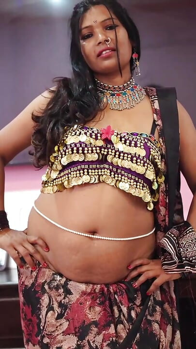 Doodh wale ne teeno bhabhi ko doodh se nahlaya