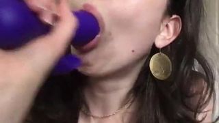 Diannabunni is sucking her vibrator
