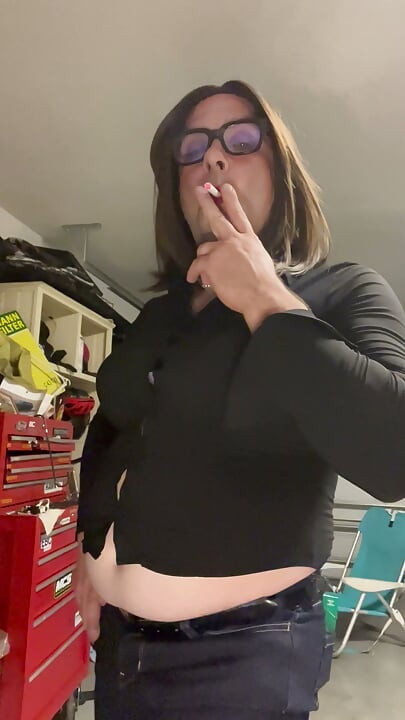 Crossdresser gordinho a fumar