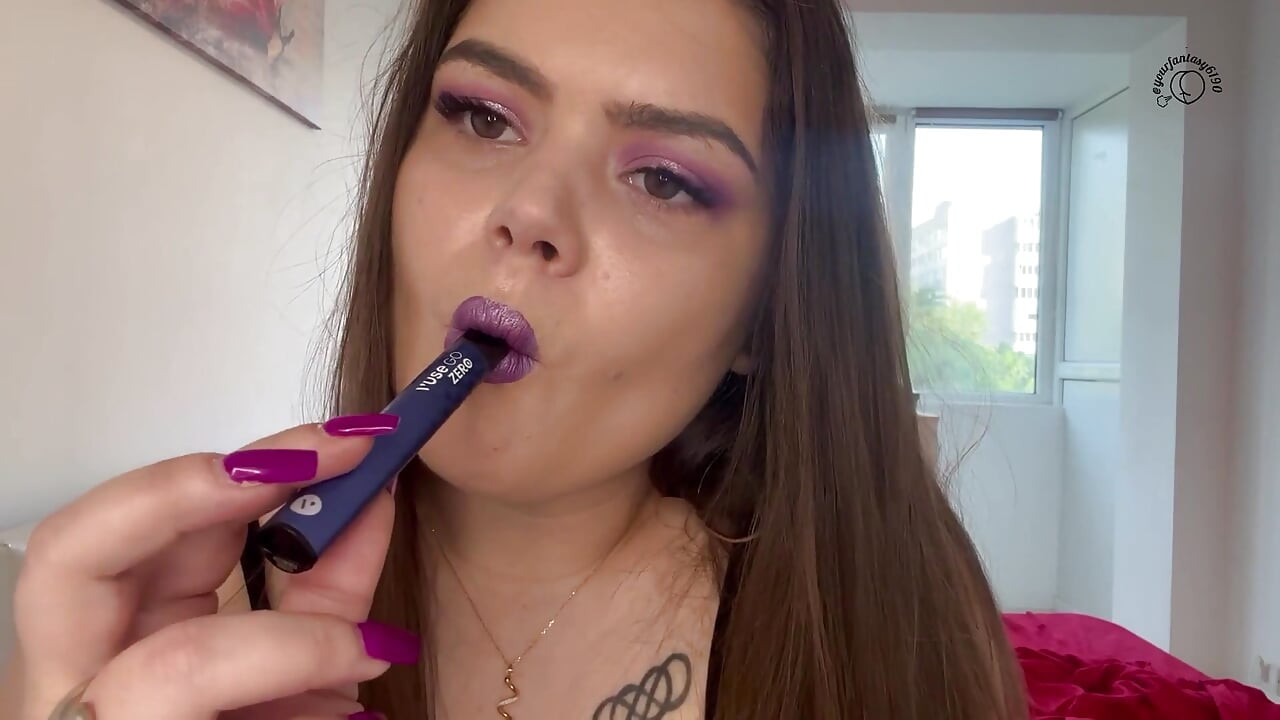 Cewek sange ini lagi asik merokok pakai make-up dan lipstik ungu