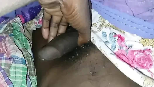 Tante desa pantat dan penisku menjadi ereksi setelah melihat pantat tante tiri pagi-pagi.