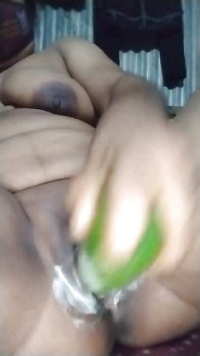 Futaiul meu cu pizdă sexy Deshi cu orgasm cu castravete