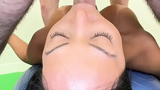 Esnek büyük götlü latin genişletiliyor ve yüze boşalma için sikiliyor