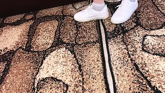 Ayak fetişi spor ayakkabı çoraplı ve çıplak ayaklar /sfw