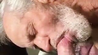 Un beau-père pakistanais suce une bite