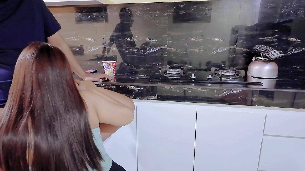 Tante warung pangku montok ngentot di dapur dengan sopir truk