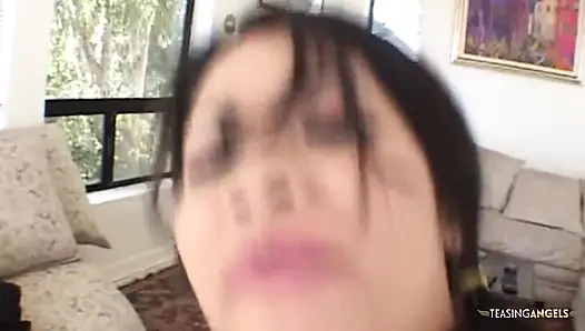 Individu Asia yang menarik dengan payudara yang kehilangan ketegasan ingin terlibat dalam kegiatan seksual dengan fokus pada