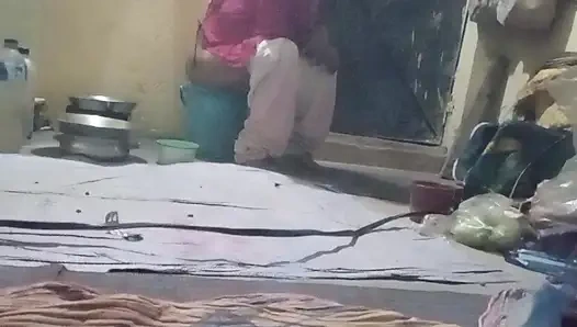 Tante desa pantat dan penisku menjadi ereksi setelah melihat pantat tante tiri pagi-pagi.