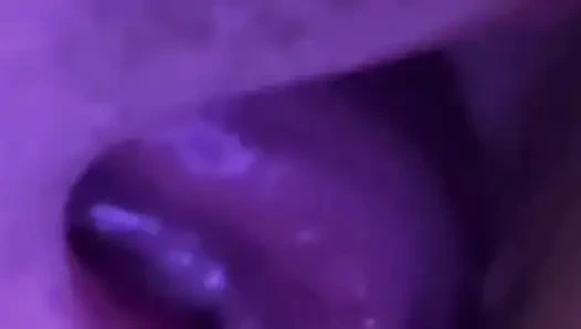 Göbek piercingli dil yalama