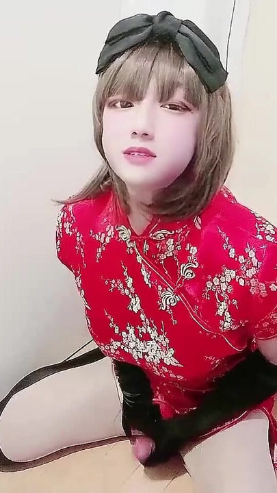 Trenutak koji morate podijeliti iz "Japanski transvestit Miya masturbira u kineskoj crvenoj haljini 8"