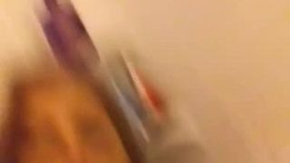 Bayou babe masturbándose en bañera