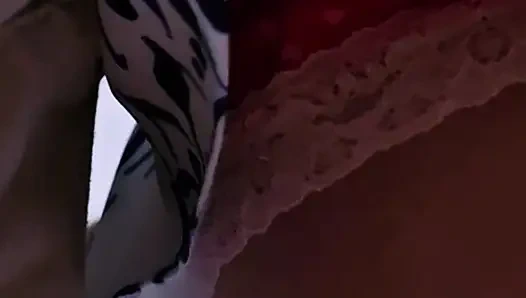 Astaga, pria asing ini meluncurkan kontolnya ke dalam celana dalamku dan aku nggak berhenti ngentot dia