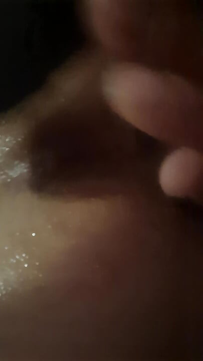 Шлюшка принимает большой дилдо на спину