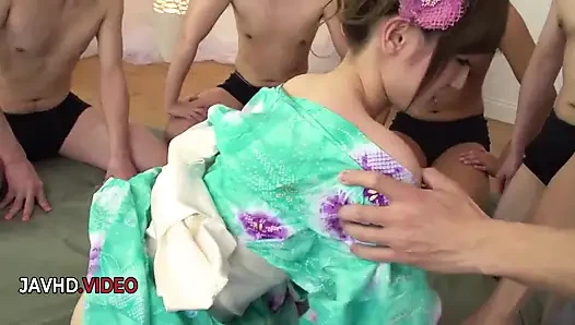 Karin aizawas si cewek nakal jepang dengan tubuh aduhai ini nyepong kontol besar makin menggoda