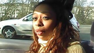 Hete Duitse zwarte vrouw rijdt en zuigt een harde pik in pov