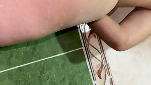 Kaltağın duş alıyor ve senin için kaydediyor