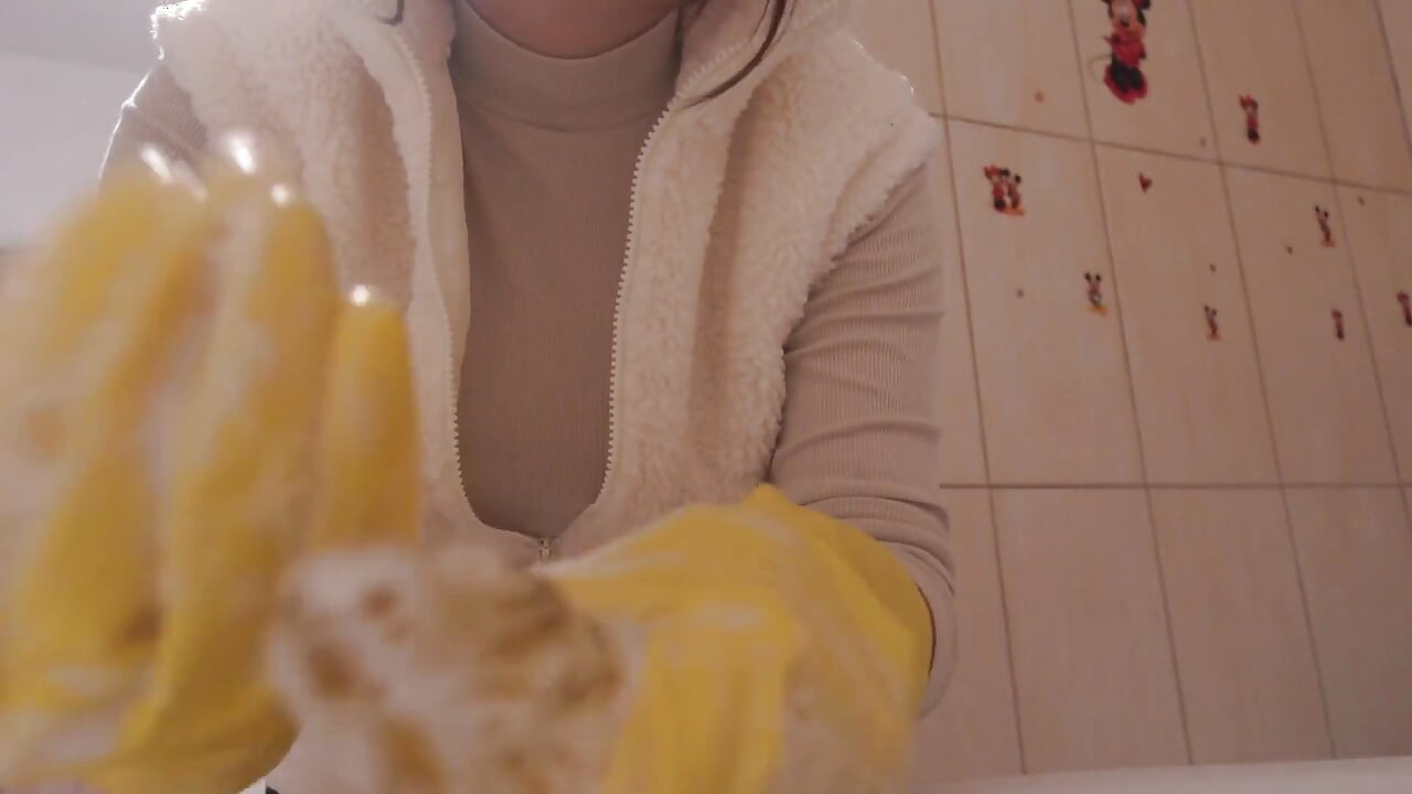 My Stepsister in Yellow Dishwashing Gloves Takes a Bath with a Dildo and Lots of White Foam and Soap