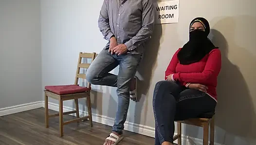 Wanita muslim yang tidak setia tidak bisa menolak kontol besarku setelah memamerkannya ke ruang tunggu publik.