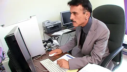 Şanslı olgun yaşlı adam büyük memeli bu mükemmel genç esmeri sikiyor