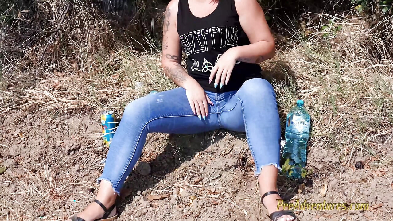 Pee in a field of corn - pissing herself while talking with her boyfriend on the phone