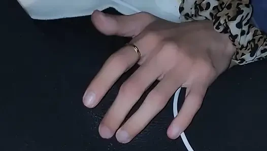 Aku lagi asik muasin diriku sendirian di film porno sampai muasin diriku sendirian