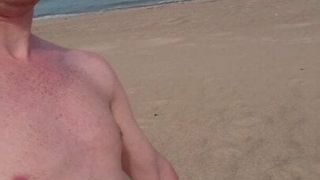 Papa loopt alleen naakt op het strand