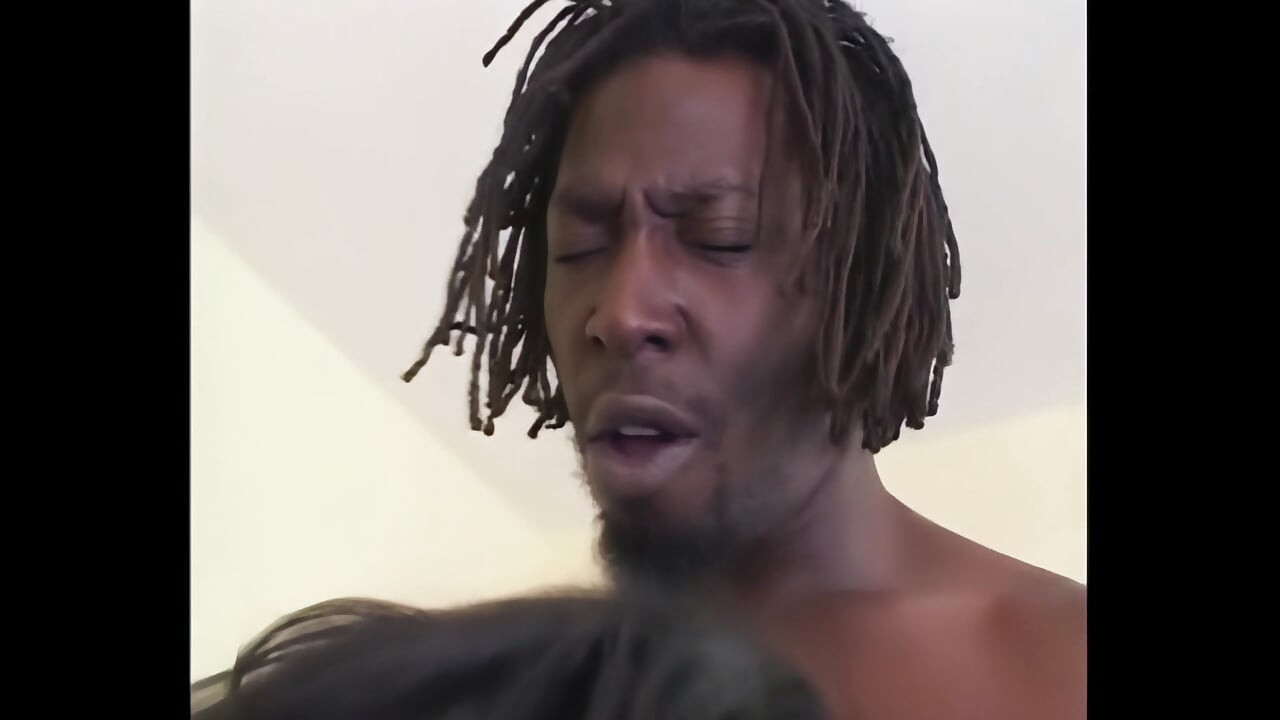 Con cặc đen khổng lồ từ Bronx fucks một âm hộ ướt nóng