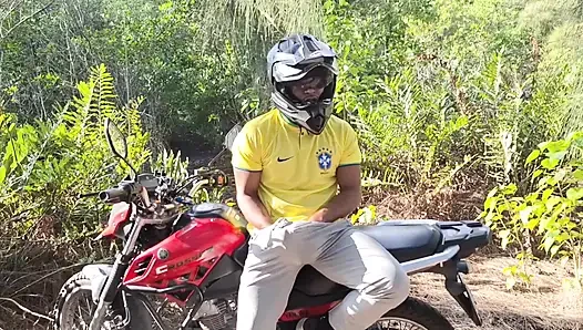 Amca Barbudo - Motosiklet Kuryesinin Sapması: Ormanda Yoğun Seks.