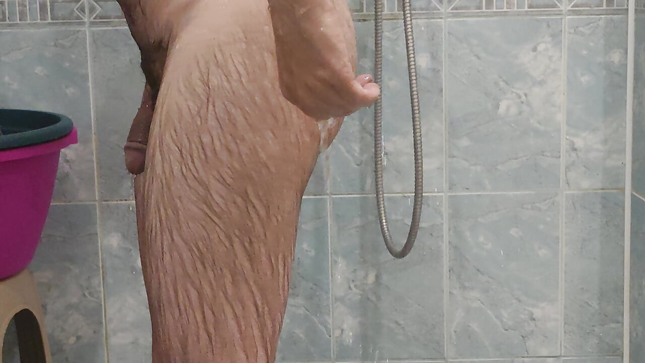 Ducha en el baño mi padrastro