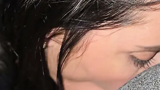 Gerçek orta yaşlı seksi kadın bar tuvaletlerinde sakso çekiyor ve yarak alıyor