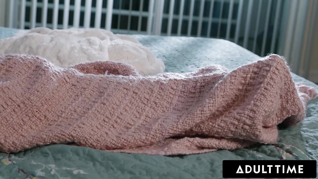 ADULT TIME - şok olan adam ateşli üvey anne Aderes Quin'i en iyi arkadaşı tarafından sikilirken yakalıyor