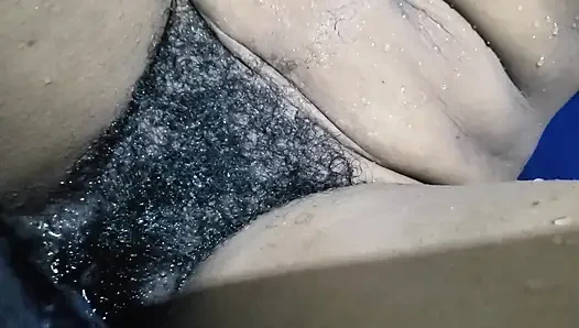 Yağmur yağıyor ev yapımı seks, ateşli evli kadın büyük amcık ve kıllı amcık yakın çekim